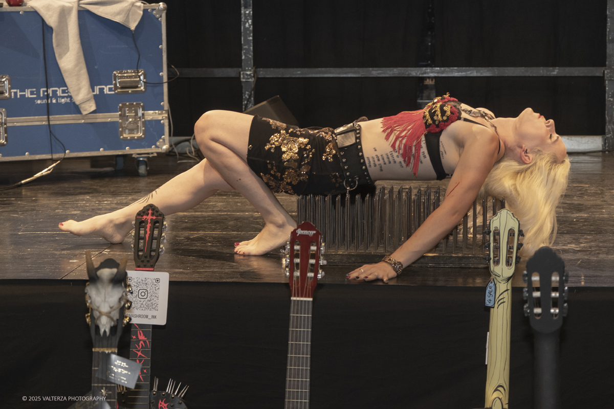 DSCF0372.jpg - 27/09/2025. Torino. Alla Tattoo Convention Edizione 2025. L'evento che celebra l'arte del tatuaggio. Nella foto spettacolo di fachirismo con BLACKVIPER e CHANELLE DÃˆSIR