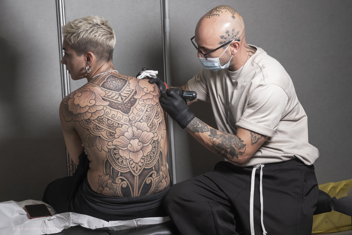 DSCF0476.jpg - 27/09/2025. Torino. Alla Tattoo Convention Edizione 2025. L'evento che celebra l'arte del tatuaggio. Nella foto tatuatore/tatuatrice al lavoro nel suo stand