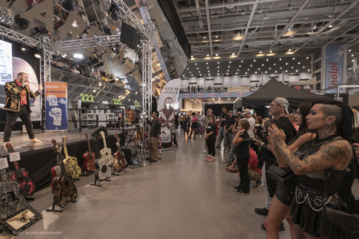 _DSF1984.jpg - 27/09/2025. Torino. Alla Tattoo Convention Edizione 2025. L'evento che celebra l'arte del tatuaggio. Nella foto un momento dello spettacolo di fachirismo