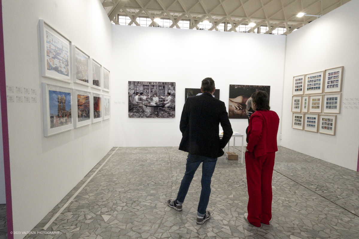 _DSF4255.jpg - 04/05/2023. Torino. The Phair-Photo Art Fair, lâ€™appuntamento annuale dedicato allâ€™immagine e alla fotografia di Torino. Gallerie nazionali ed  internazionali dâ€™arte contemporanea e di fotografia, presentano i loro progetti espositivi. Nella foto in visita alla fiera.