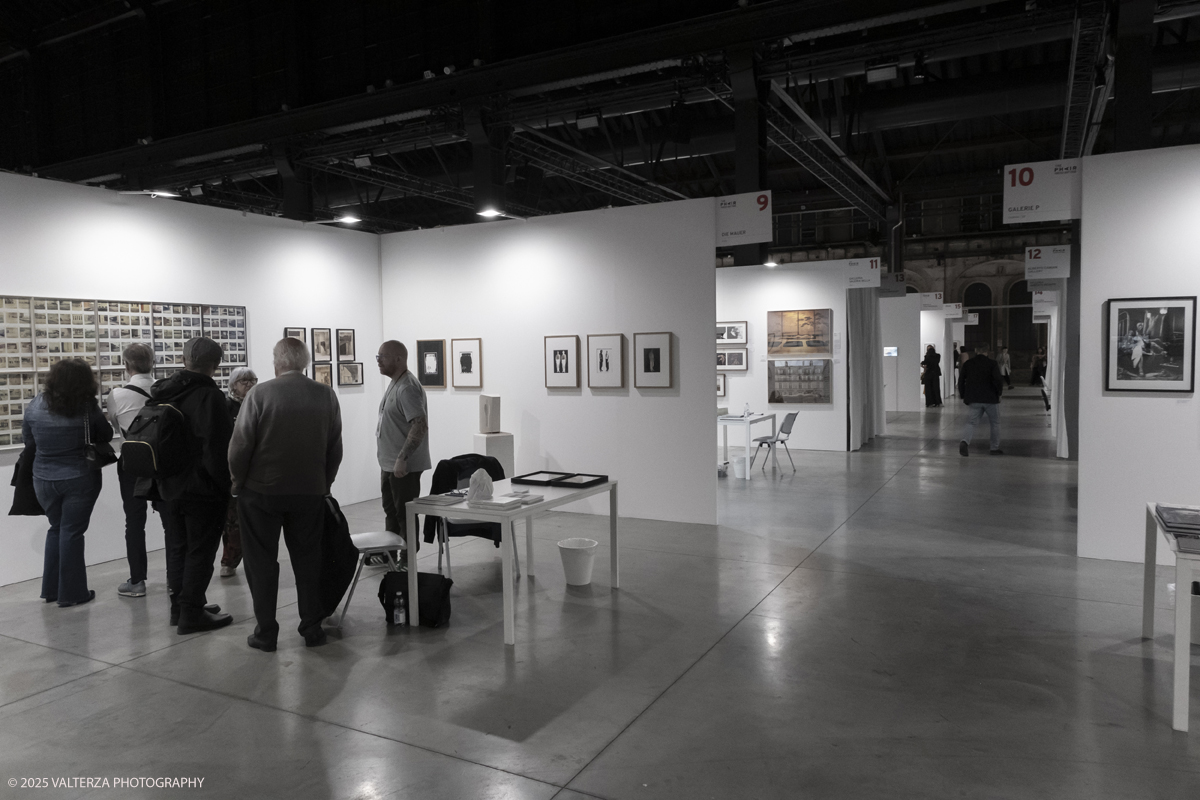 DSCF0010.jpg - 09/'5/2025. Torino. Appuntamento annuale dedicato alla fotografia.The Phair si rivolge ad alcune delle piÃ¹ prestigiose gallerie dâ€™arte contemporanea â€“ e non necessariamente solo a quelle specializzate in fotografia â€“ che, in occasione della fiera, presentano dei progetti artistici legati al tema dellâ€™immagine e opere create con materiale fotografico o video.â€‹ Nella foto parte dell'allestimento della fiera