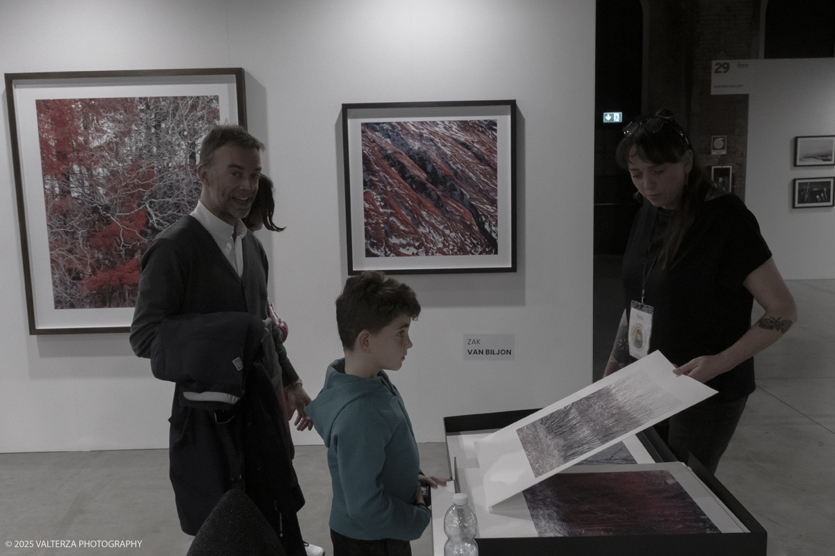 DSCF0127.jpg - 09/'5/2025. Torino. Appuntamento annuale dedicato alla fotografia.The Phair si rivolge ad alcune delle piÃ¹ prestigiose gallerie dâ€™arte contemporanea â€“ e non necessariamente solo a quelle specializzate in fotografia â€“ che, in occasione della fiera, presentano dei progetti artistici legati al tema dellâ€™immagine e opere create con materiale fotografico o video.â€‹ Nella foto LUISA CATUCCI GALLERYBerlino,Germania