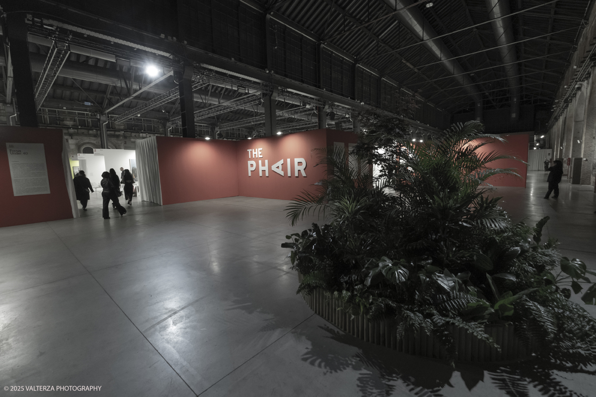 _DSF6993.jpg - 09/'5/2025. Torino. Appuntamento annuale dedicato alla fotografia.The Phair si rivolge ad alcune delle piÃ¹ prestigiose gallerie dâ€™arte contemporanea â€“ e non necessariamente solo a quelle specializzate in fotografia â€“ che, in occasione della fiera, presentano dei progetti artistici legati al tema dellâ€™immagine e opere create con materiale fotografico o video.â€‹ Nella foto Area di ingresso alla Fiera