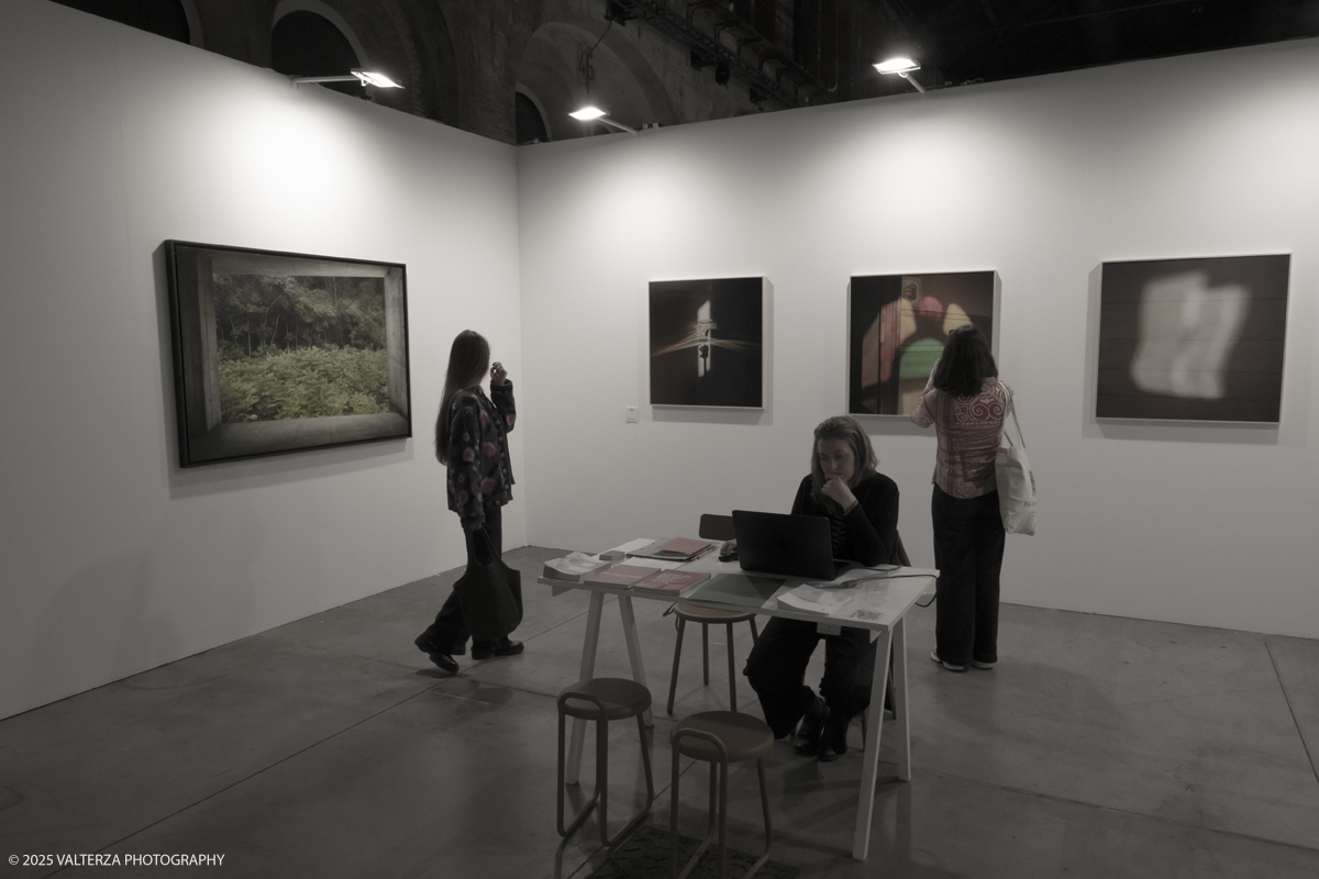 _DSF7106.jpg - 09/'5/2025. Torino. Appuntamento annuale dedicato alla fotografia.The Phair si rivolge ad alcune delle piÃ¹ prestigiose gallerie dâ€™arte contemporanea â€“ e non necessariamente solo a quelle specializzate in fotografia â€“ che, in occasione della fiera, presentano dei progetti artistici legati al tema dellâ€™immagine e opere create con materiale fotografico o video.â€‹ Nella foto SIMÃ“NDI GALLERYTorino