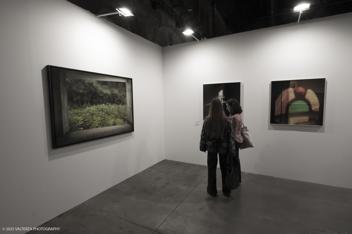 _DSF7114.jpg - 09/'5/2025. Torino. Appuntamento annuale dedicato alla fotografia.The Phair si rivolge ad alcune delle piÃ¹ prestigiose gallerie dâ€™arte contemporanea â€“ e non necessariamente solo a quelle specializzate in fotografia â€“ che, in occasione della fiera, presentano dei progetti artistici legati al tema dellâ€™immagine e opere create con materiale fotografico o video.â€‹ Nella foto SIMÃ“NDI GALLERYTorino