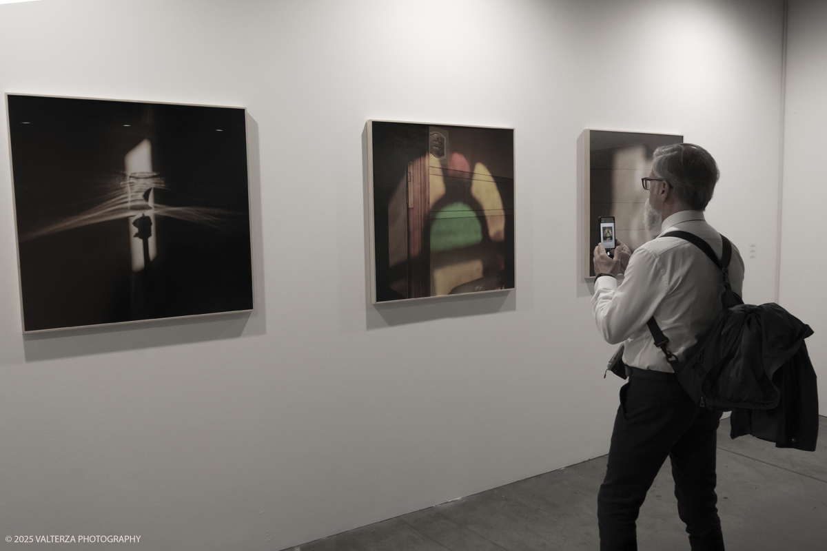 _DSF7142.jpg - 09/'5/2025. Torino. Appuntamento annuale dedicato alla fotografia.The Phair si rivolge ad alcune delle piÃ¹ prestigiose gallerie dâ€™arte contemporanea â€“ e non necessariamente solo a quelle specializzate in fotografia â€“ che, in occasione della fiera, presentano dei progetti artistici legati al tema dellâ€™immagine e opere create con materiale fotografico o video.â€‹ Nella foto SIMÃ“NDI GALLERYTorino