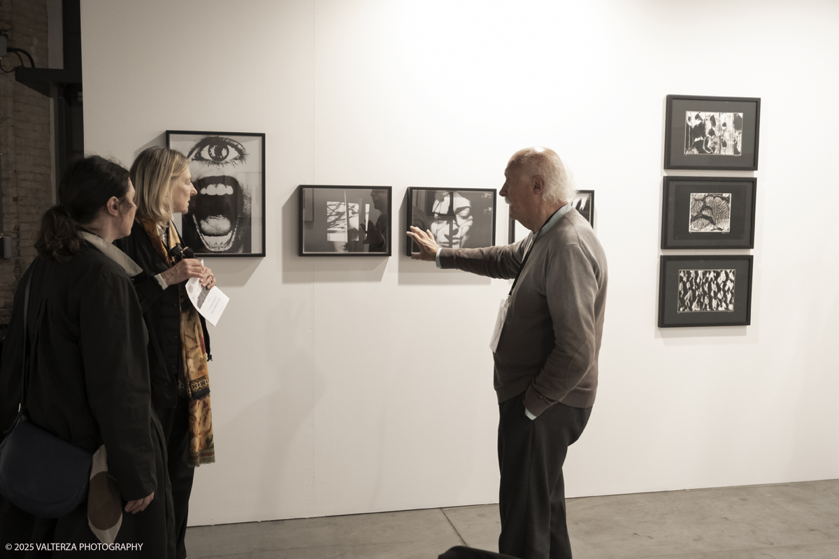 _DSF7187.jpg - 09/'5/2025. Torino. Appuntamento annuale dedicato alla fotografia.The Phair si rivolge ad alcune delle piÃ¹ prestigiose gallerie dâ€™arte contemporanea â€“ e non necessariamente solo a quelle specializzate in fotografia â€“ che, in occasione della fiera, presentano dei progetti artistici legati al tema dellâ€™immagine e opere create con materiale fotografico o video.â€‹ Nella foto  DIE MAUERPrato