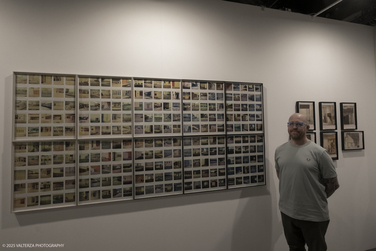_DSF7201.jpg - 09/'5/2025. Torino. Appuntamento annuale dedicato alla fotografia.The Phair si rivolge ad alcune delle piÃ¹ prestigiose gallerie dâ€™arte contemporanea â€“ e non necessariamente solo a quelle specializzate in fotografia â€“ che, in occasione della fiera, presentano dei progetti artistici legati al tema dellâ€™immagine e opere create con materiale fotografico o video.â€‹ Nella foto l'artista Frederic Fontenoy ccon una sua opera