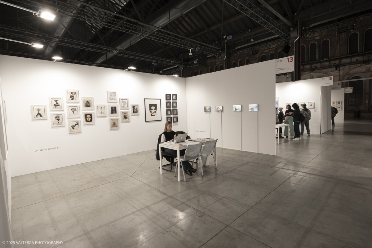 _DSF7246.jpg - 09/'5/2025. Torino. Appuntamento annuale dedicato alla fotografia.The Phair si rivolge ad alcune delle piÃ¹ prestigiose gallerie dâ€™arte contemporanea â€“ e non necessariamente solo a quelle specializzate in fotografia â€“ che, in occasione della fiera, presentano dei progetti artistici legati al tema dellâ€™immagine e opere create con materiale fotografico o video.â€‹ Nella foto parte dell'allestimento della fiera