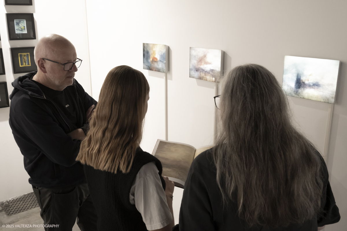 _DSF7271.jpg - 09/'5/2025. Torino. Appuntamento annuale dedicato alla fotografia.The Phair si rivolge ad alcune delle piÃ¹ prestigiose gallerie dâ€™arte contemporanea â€“ e non necessariamente solo a quelle specializzate in fotografia â€“ che, in occasione della fiera, presentano dei progetti artistici legati al tema dellâ€™immagine e opere create con materiale fotografico o video.â€‹ Nella foto  PHOTO & CONTEMPORARYTorino