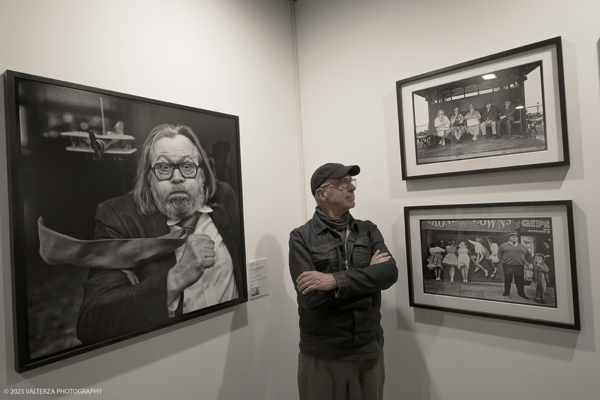 _DSF7644.jpg - 09/'5/2025. Torino. Appuntamento annuale dedicato alla fotografia.The Phair si rivolge ad alcune delle piÃ¹ prestigiose gallerie dâ€™arte contemporanea â€“ e non necessariamente solo a quelle specializzate in fotografia â€“ che, in occasione della fiera, presentano dei progetti artistici legati al tema dellâ€™immagine e opere create con materiale fotografico o video.â€‹ Nella foto BEATRICE AUDRITO ART CONSULTINGPietrasanta (LU), l'artista Peter Chelsom