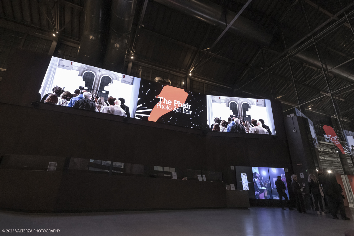 _DSF7766.jpg - 09/'5/2025. Torino. Appuntamento annuale dedicato alla fotografia.The Phair si rivolge ad alcune delle piÃ¹ prestigiose gallerie dâ€™arte contemporanea â€“ e non necessariamente solo a quelle specializzate in fotografia â€“ che, in occasione della fiera, presentano dei progetti artistici legati al tema dellâ€™immagine e opere create con materiale fotografico o video.â€‹ Nella foto area di ingresso alla mostra alle OGR