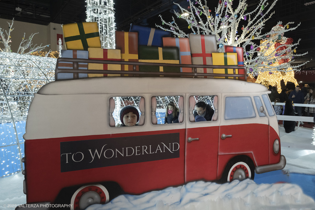 _DSF0890.jpg - 08/12/2022. Torino. Per questo Natale a Torino câ€™Ã¨ un nuovo grande evento: To Wonderland, ovvero il Fantastico Mondo del Natale che per il primo anno trova sede negli spazi indoor del padiglione 1 del Lingotto Fiere  dallâ€™8 dicembre 2022 allâ€™8 gennaio 2023. Nella foto in viaggio per Wonderland con il simulacro del pulmino dove ci si puo fare fotografare dagli oblo