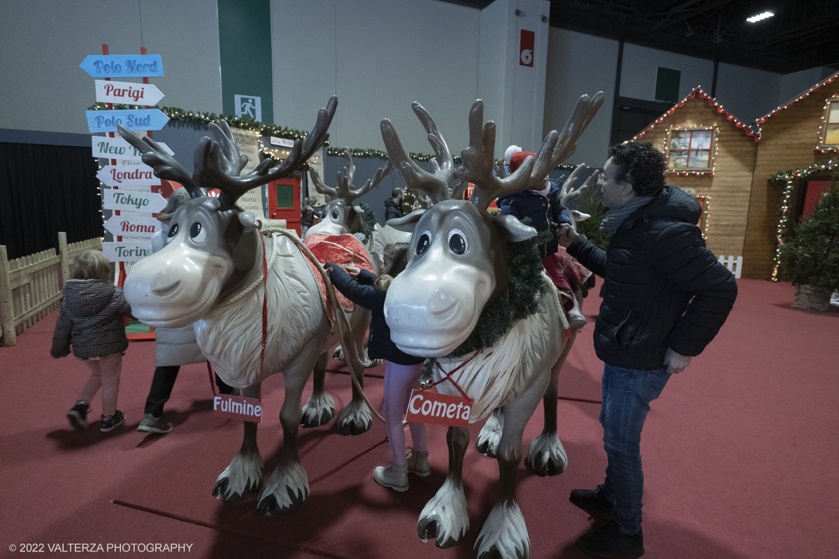 _DSF0979.jpg - 08/12/2022. Torino. Per questo Natale a Torino câ€™Ã¨ un nuovo grande evento: To Wonderland, ovvero il Fantastico Mondo del Natale che per il primo anno trova sede negli spazi indoor del padiglione 1 del Lingotto Fiere  dallâ€™8 dicembre 2022 allâ€™8 gennaio 2023. Nella foto le renne che trasportano i doni nell'area della casa di Babbo Natale