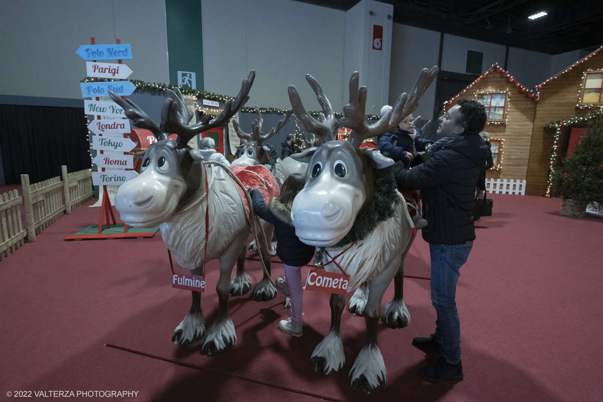 _DSF0981.jpg - 08/12/2022. Torino. Per questo Natale a Torino câ€™Ã¨ un nuovo grande evento: To Wonderland, ovvero il Fantastico Mondo del Natale che per il primo anno trova sede negli spazi indoor del padiglione 1 del Lingotto Fiere  dallâ€™8 dicembre 2022 allâ€™8 gennaio 2023. Nella foto le renne che trasportano i doni nell'area della casa di Babbo Natale