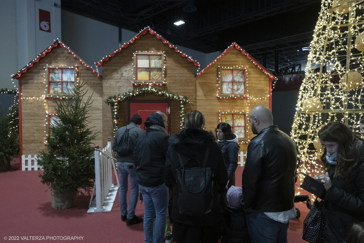 _DSF0997.jpg - 08/12/2022. Torino. Per questo Natale a Torino câ€™Ã¨ un nuovo grande evento: To Wonderland, ovvero il Fantastico Mondo del Natale che per il primo anno trova sede negli spazi indoor del padiglione 1 del Lingotto Fiere  dallâ€™8 dicembre 2022 allâ€™8 gennaio 2023. Nella foto in coda per entrare nella casa di Babbo Natale