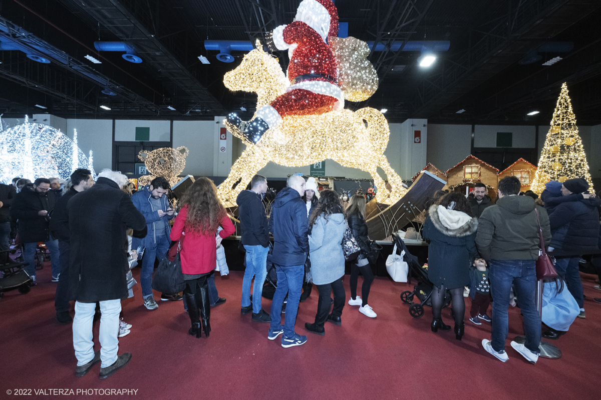 _DSF1039.jpg - 08/12/2022. Torino. Per questo Natale a Torino câ€™Ã¨ un nuovo grande evento: To Wonderland, ovvero il Fantastico Mondo del Natale che per il primo anno trova sede negli spazi indoor del padiglione 1 del Lingotto Fiere  dallâ€™8 dicembre 2022 allâ€™8 gennaio 2023. Nella foto visitatori del complesso di To Wonderland