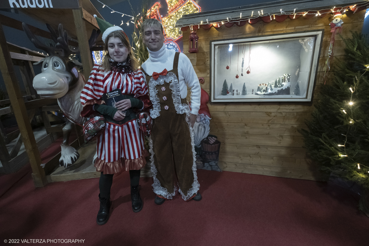 _DSF1060.jpg - 08/12/2022. Torino. Per questo Natale a Torino câ€™Ã¨ un nuovo grande evento: To Wonderland, ovvero il Fantastico Mondo del Natale che per il primo anno trova sede negli spazi indoor del padiglione 1 del Lingotto Fiere  dallâ€™8 dicembre 2022 allâ€™8 gennaio 2023. Nella foto figurante che opera nel villaggio degli Elfi per intrattenere i bambini