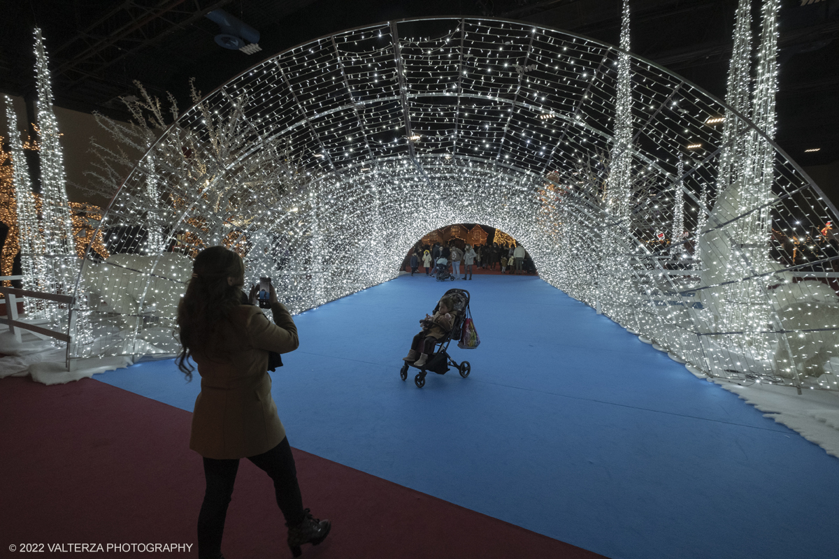 _DSF1935.jpg - 08/12/2022. Torino. Per questo Natale a Torino câ€™Ã¨ un nuovo grande evento: To Wonderland, ovvero il Fantastico Mondo del Natale che per il primo anno trova sede negli spazi indoor del padiglione 1 del Lingotto Fiere  dallâ€™8 dicembre 2022 allâ€™8 gennaio 2023. Nella foto il tunnel luminoso che porta alla casa di Babbo Natale ed al Villaggio degli Elfi