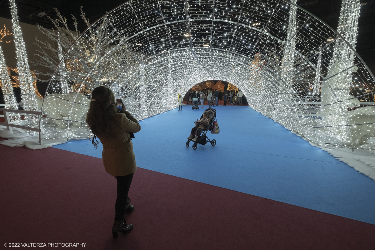 _DSF1948.jpg - 08/12/2022. Torino. Per questo Natale a Torino câ€™Ã¨ un nuovo grande evento: To Wonderland, ovvero il Fantastico Mondo del Natale che per il primo anno trova sede negli spazi indoor del padiglione 1 del Lingotto Fiere  dallâ€™8 dicembre 2022 allâ€™8 gennaio 2023. Nella foto il tunnel luminoso che porta alla casa di Babbo Natale ed al Villaggio degli Elfi