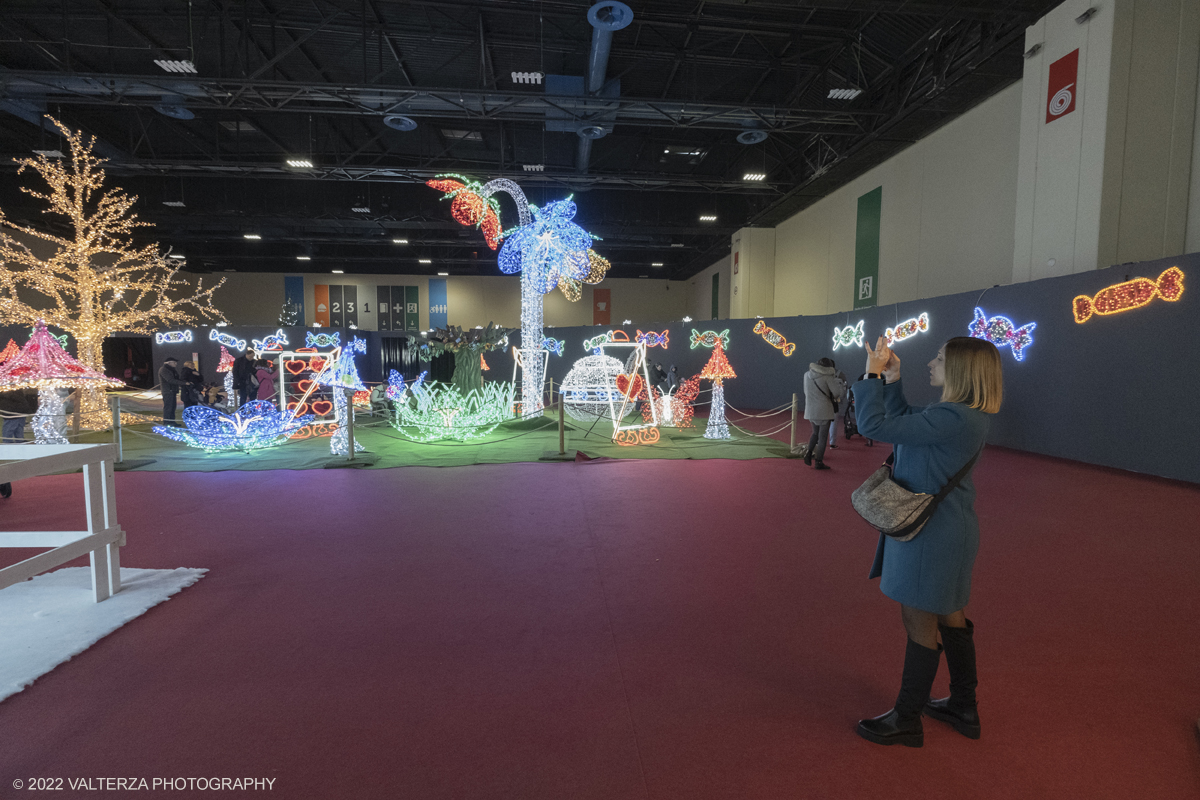 _DSF2001.jpg - 08/12/2022. Torino. Per questo Natale a Torino câ€™Ã¨ un nuovo grande evento: To Wonderland, ovvero il Fantastico Mondo del Natale che per il primo anno trova sede negli spazi indoor del padiglione 1 del Lingotto Fiere  dallâ€™8 dicembre 2022 allâ€™8 gennaio 2023. Nella foto visitatori del complesso di To Wonderland