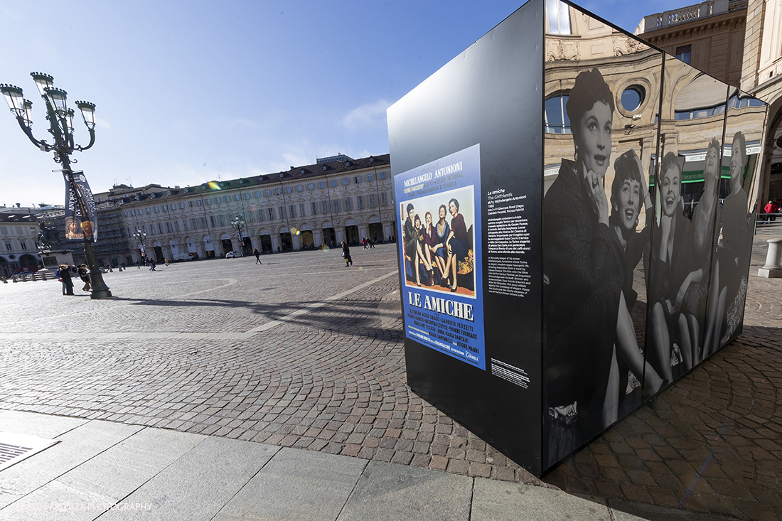 _G3I2677.jpg - 27/02/2020. Torino. Nei punti della cittÃ  dove sono stati realizzati film importanti, sono allestiti supporti di forte impatto visivo e iconografico ( totem) per unâ€™accoglienza immersiva e suggestiva in una Torino â€˜cinema friendlyâ€™. In questo modo 20 luoghi â€˜cinematograficamenteâ€™ significativi come piazze e palazzi del centro cittadino sono le tappe di un percorso che permette di rivivere la storia del cinema torinese attraverso i 20 film piÃ¹ significativi. Nella foto il totem di Le amiche. Michelangelo Antonioni nel 1955. Piazza San Carlo