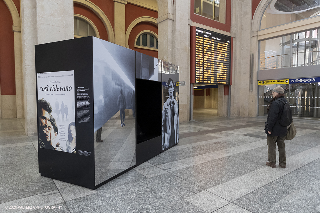 _G3I2836.jpg - 27/02/2020. Torino. Nei punti della cittÃ  dove sono stati realizzati film importanti, sono allestiti supporti di forte impatto visivo e iconografico ( totem) per unâ€™accoglienza immersiva e suggestiva in una Torino â€˜cinema friendlyâ€™. In questo modo 20 luoghi â€˜cinematograficamenteâ€™ significativi come piazze e palazzi del centro cittadino sono le tappe di un percorso che permette di rivivere la storia del cinema torinese attraverso i 20 film piÃ¹ significativi. Nella foto il totem di Cosi ridevano. Gianni Amelio nel 1998. Stazione Porta Nuova.