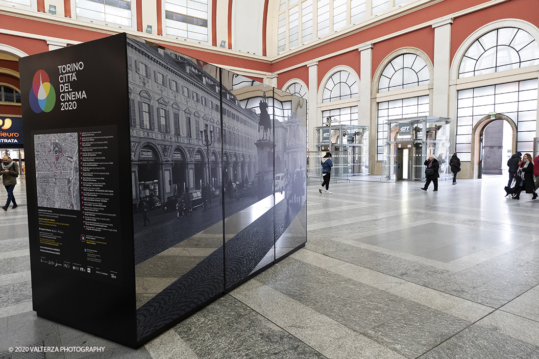 _G3I2841.jpg - 27/02/2020. Torino. Nei punti della cittÃ  dove sono stati realizzati film importanti, sono allestiti supporti di forte impatto visivo e iconografico ( totem) per unâ€™accoglienza immersiva e suggestiva in una Torino â€˜cinema friendlyâ€™. In questo modo 20 luoghi â€˜cinematograficamenteâ€™ significativi come piazze e palazzi del centro cittadino sono le tappe di un percorso che permette di rivivere la storia del cinema torinese attraverso i 20 film piÃ¹ significativi. Nella foto il totem di Cosi ridevano. Gianni Amelio nel 1998. Stazione Porta Nuova.