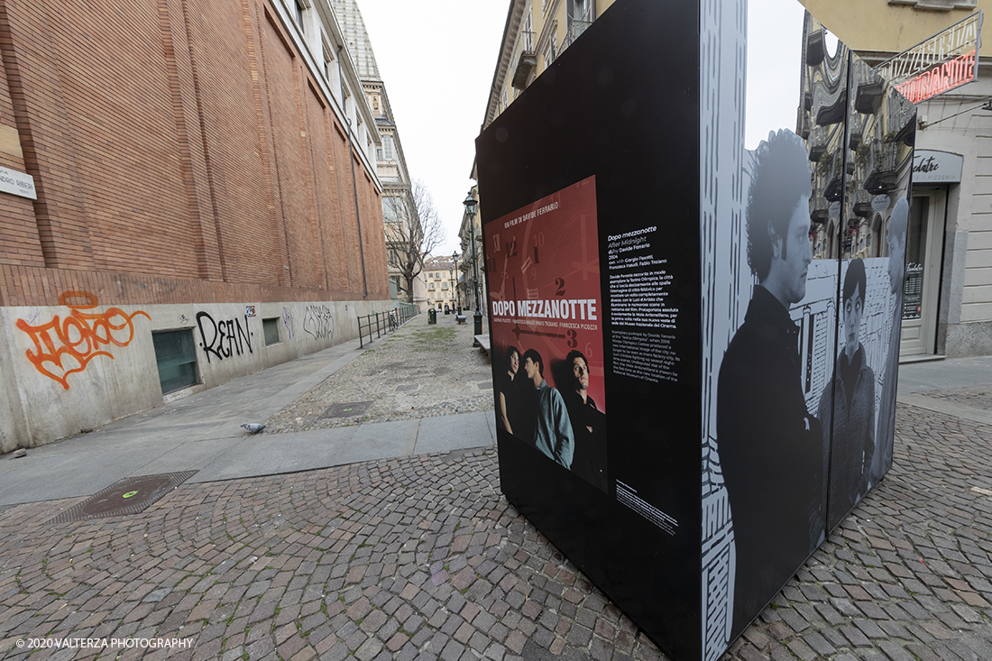 _G3I3022.jpg - 27/02/2020. Torino. Nei punti della cittÃ  dove sono stati realizzati film importanti, sono allestiti supporti di forte impatto visivo e iconografico ( totem) per unâ€™accoglienza immersiva e suggestiva in una Torino â€˜cinema friendlyâ€™. In questo modo 20 luoghi â€˜cinematograficamenteâ€™ significativi come piazze e palazzi del centro cittadino sono le tappe di un percorso che permette di rivivere la storia del cinema torinese attraverso i 20 film piÃ¹ significativi. Nella foto il totem di Dopo Mezzanotte. davide Ferrario nel 2004.Mole Antonelliana/ Via Verdi.