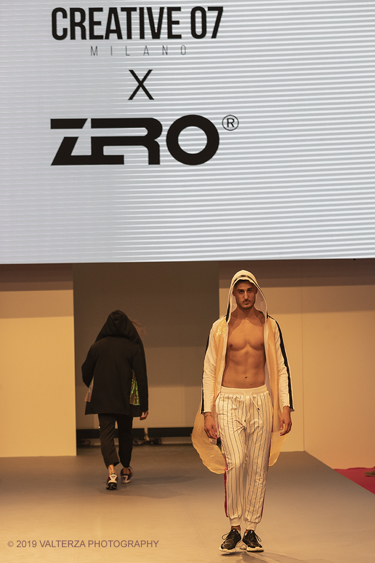 _G3I3400.jpg - 27-06-2019. Torino, quest'anno la Cina  ha aperto le sfilate della settimana di moda  della TFW . Nella foto una creazione Creative 07 per Zero.