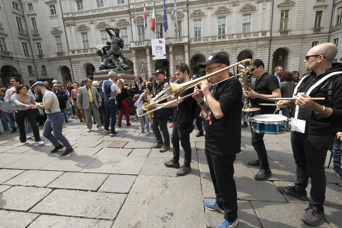 _DSF1013.jpg - 22/04/2023. Torino. La JST Jazz Parade, accompagnata dallâ€™animazione Lindy Hop a cura de â€˜La Bicicletaâ€™ ASD si Ã¨ esibita in apertura del festival nei quartieri e nel centro cittadino ed ha fatto rivivere la tradizione delle band itineranti che ha nella marching band di New Orleans le proprie origini.