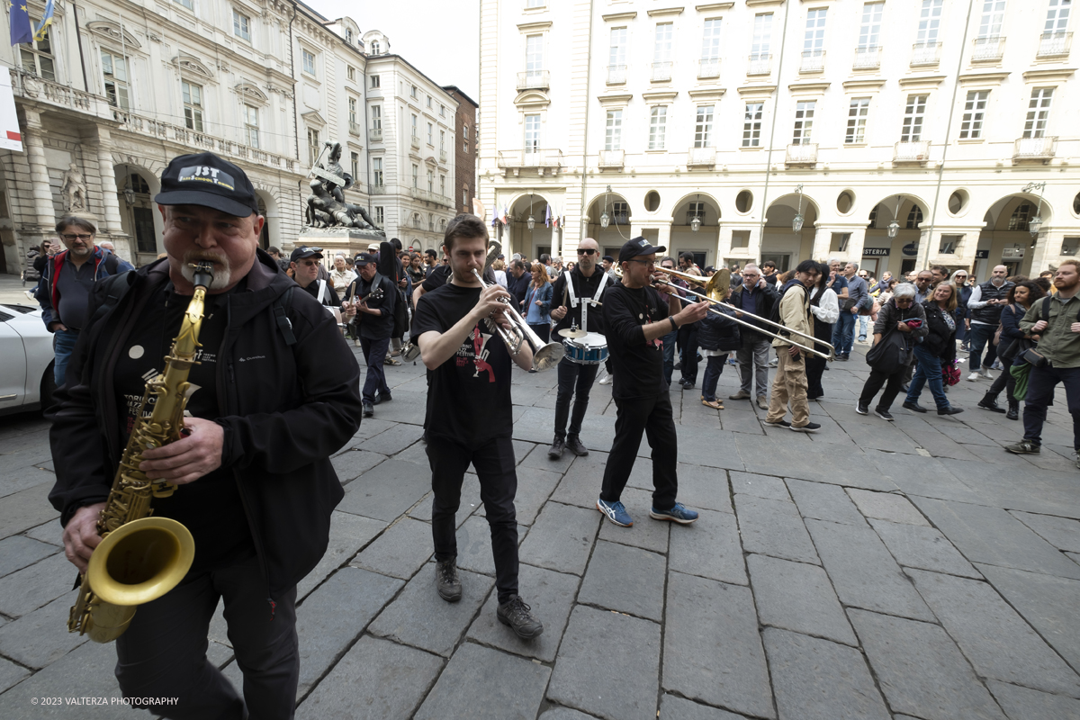 _DSF1121.jpg - 22/04/2023. Torino. La JST Jazz Parade, accompagnata dallâ€™animazione Lindy Hop a cura de â€˜La Bicicletaâ€™ ASD si Ã¨ esibita in apertura del festival nei quartieri e nel centro cittadino ed ha fatto rivivere la tradizione delle band itineranti che ha nella marching band di New Orleans le proprie origini.