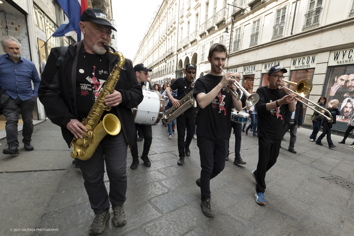 _DSF1149.jpg - 22/04/2023. Torino. La JST Jazz Parade, accompagnata dallâ€™animazione Lindy Hop a cura de â€˜La Bicicletaâ€™ ASD si Ã¨ esibita in apertura del festival nei quartieri e nel centro cittadino ed ha fatto rivivere la tradizione delle band itineranti che ha nella marching band di New Orleans le proprie origini.