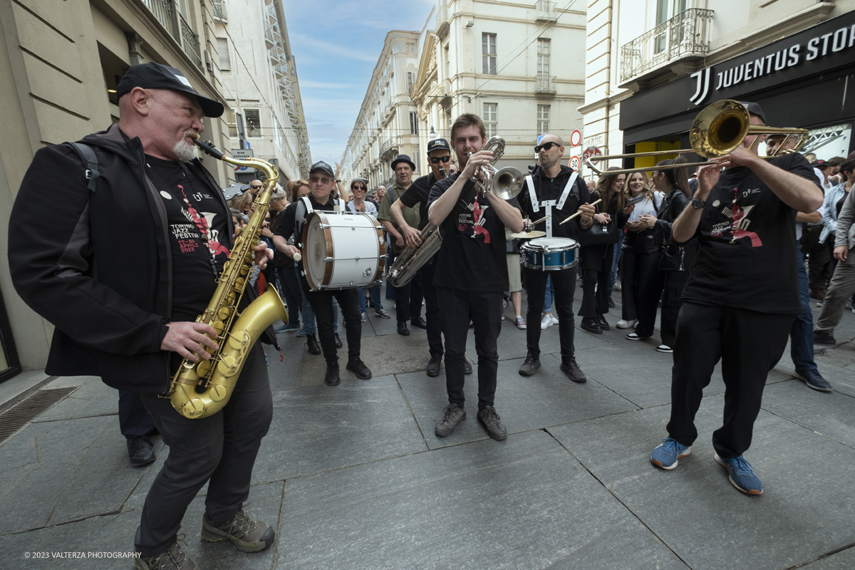 _DSF1255.jpg - 22/04/2023. Torino. La JST Jazz Parade, accompagnata dallâ€™animazione Lindy Hop a cura de â€˜La Bicicletaâ€™ ASD si Ã¨ esibita in apertura del festival nei quartieri e nel centro cittadino ed ha fatto rivivere la tradizione delle band itineranti che ha nella marching band di New Orleans le proprie origini.