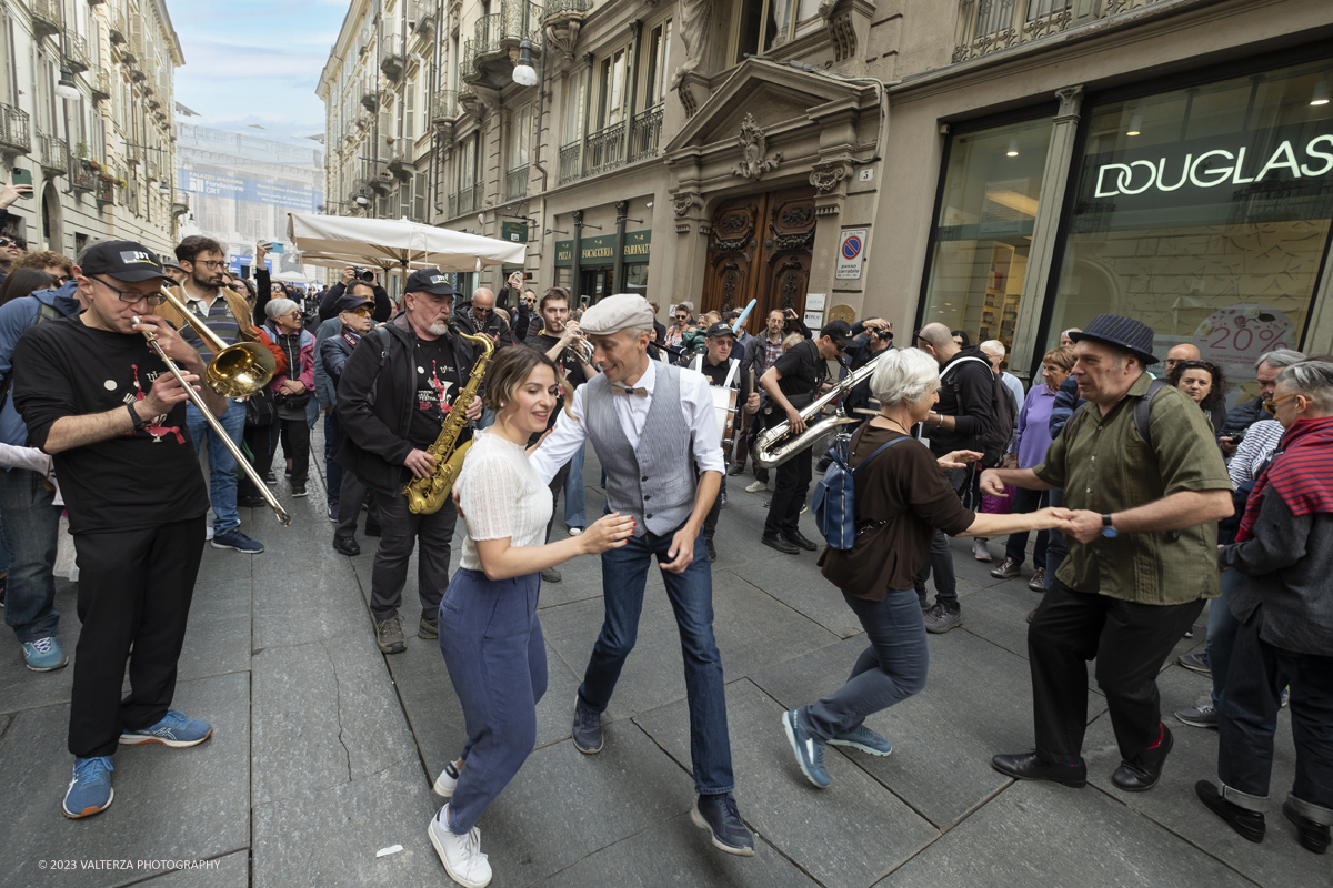 _DSF1269.jpg - 22/04/2023. Torino. La JST Jazz Parade, accompagnata dallâ€™animazione Lindy Hop a cura de â€˜La Bicicletaâ€™ ASD si Ã¨ esibita in apertura del festival nei quartieri e nel centro cittadino ed ha fatto rivivere la tradizione delle band itineranti che ha nella marching band di New Orleans le proprie origini.