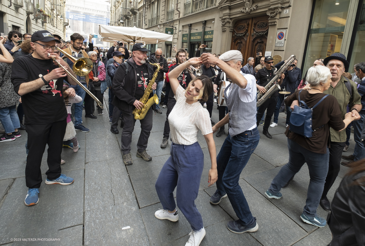 _DSF1274.jpg - 22/04/2023. Torino. La JST Jazz Parade, accompagnata dallâ€™animazione Lindy Hop a cura de â€˜La Bicicletaâ€™ ASD si Ã¨ esibita in apertura del festival nei quartieri e nel centro cittadino ed ha fatto rivivere la tradizione delle band itineranti che ha nella marching band di New Orleans le proprie origini.