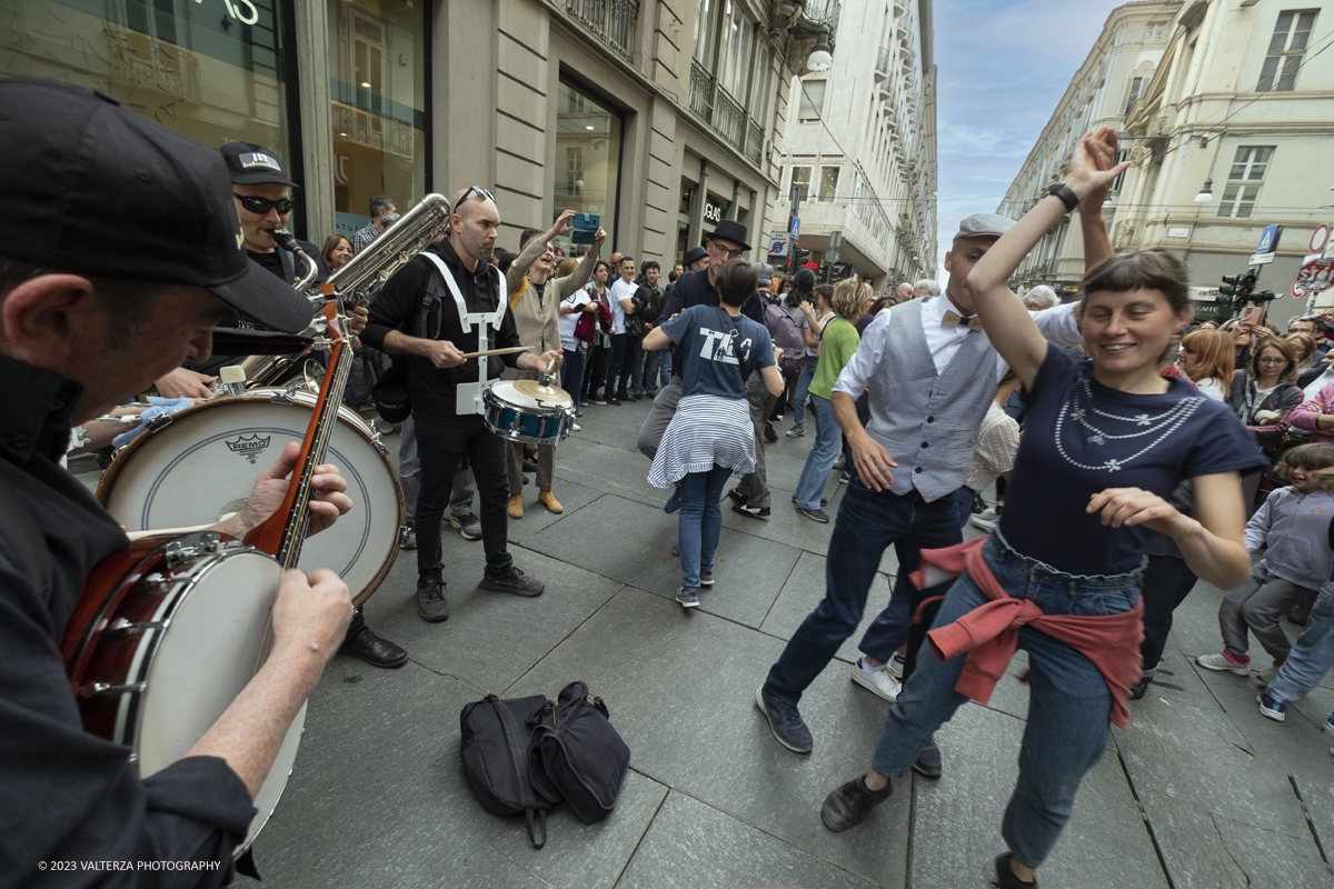 _DSF1456.jpg - 22/04/2023. Torino. La JST Jazz Parade, accompagnata dallâ€™animazione Lindy Hop a cura de â€˜La Bicicletaâ€™ ASD si Ã¨ esibita in apertura del festival nei quartieri e nel centro cittadino ed ha fatto rivivere la tradizione delle band itineranti che ha nella marching band di New Orleans le proprie origini.