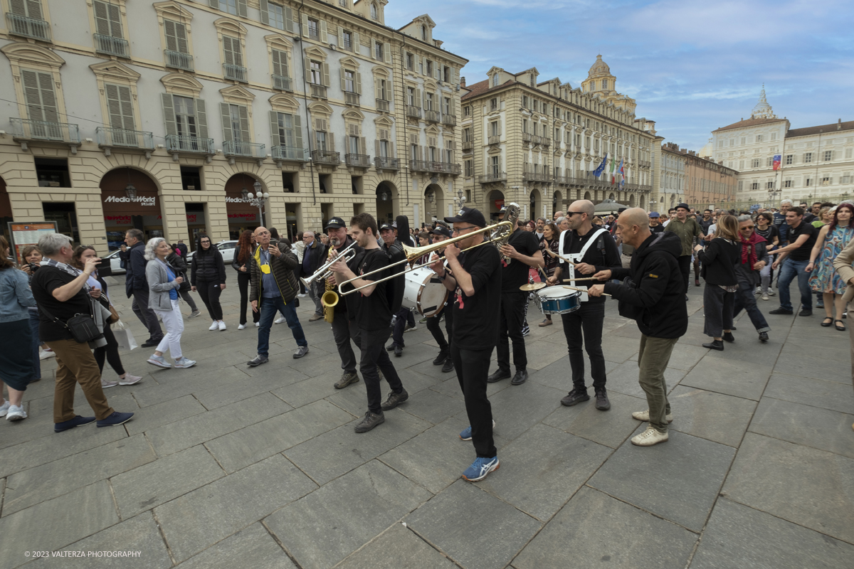 _DSF1543.jpg - 22/04/2023. Torino. La JST Jazz Parade, accompagnata dallâ€™animazione Lindy Hop a cura de â€˜La Bicicletaâ€™ ASD si Ã¨ esibita in apertura del festival nei quartieri e nel centro cittadino ed ha fatto rivivere la tradizione delle band itineranti che ha nella marching band di New Orleans le proprie origini.