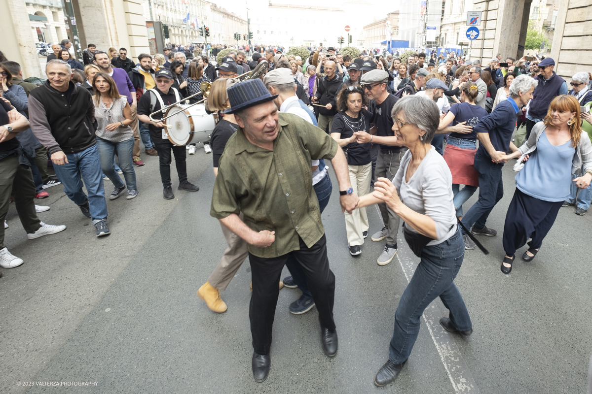 _DSF1566.jpg - 22/04/2023. Torino. La JST Jazz Parade, accompagnata dallâ€™animazione Lindy Hop a cura de â€˜La Bicicletaâ€™ ASD si Ã¨ esibita in apertura del festival nei quartieri e nel centro cittadino ed ha fatto rivivere la tradizione delle band itineranti che ha nella marching band di New Orleans le proprie origini.