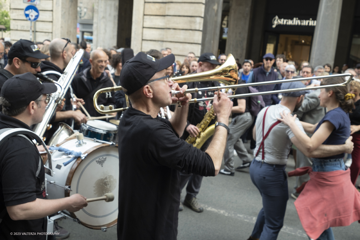 _DSF1631.jpg - 22/04/2023. Torino. La JST Jazz Parade, accompagnata dallâ€™animazione Lindy Hop a cura de â€˜La Bicicletaâ€™ ASD si Ã¨ esibita in apertura del festival nei quartieri e nel centro cittadino ed ha fatto rivivere la tradizione delle band itineranti che ha nella marching band di New Orleans le proprie origini.