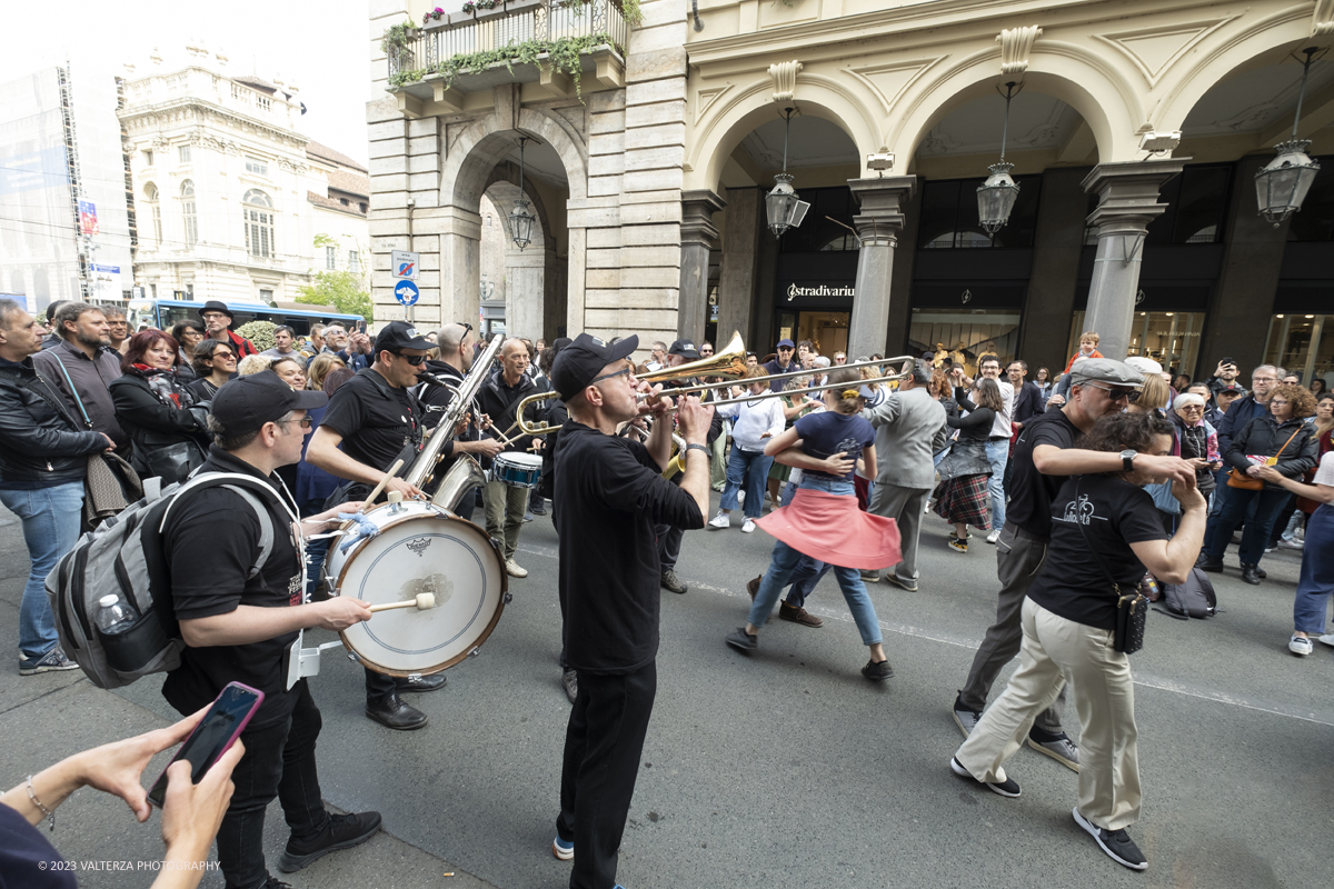 _DSF1635.jpg - 22/04/2023. Torino. La JST Jazz Parade, accompagnata dallâ€™animazione Lindy Hop a cura de â€˜La Bicicletaâ€™ ASD si Ã¨ esibita in apertura del festival nei quartieri e nel centro cittadino ed ha fatto rivivere la tradizione delle band itineranti che ha nella marching band di New Orleans le proprie origini.