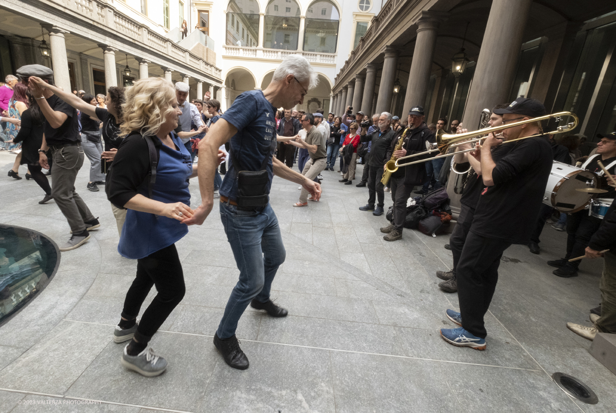 _DSF2097.jpg - 22/04/2023. Torino. La JST Jazz Parade, accompagnata dallâ€™animazione Lindy Hop a cura de â€˜La Bicicletaâ€™ ASD si Ã¨ esibita in apertura del festival nei quartieri e nel centro cittadino ed ha fatto rivivere la tradizione delle band itineranti che ha nella marching band di New Orleans le proprie origini.