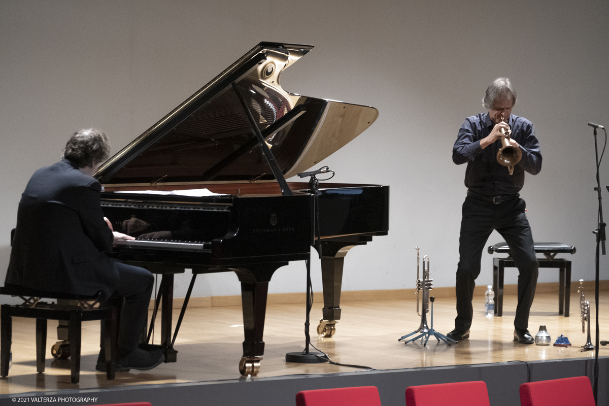 _DSF9106.jpg - 29/09/2021. TORINO. Il Torino Jazz Festival Cl(H)Ub 2021 coinvolge, fino al 3 Ottobre, 12 Jazz Club cittadini e l'Aula Magna del Politecnico, in cui si terranno 46 eventi/spettacoli con la partecipazione di oltre 220 artisti tra cui musicisti, attori, danzatori e dj. Nella foto il concerto"Inside out" con Markus Stockhausen alla tromba/flicorno e  Florian Weber al pianoforte