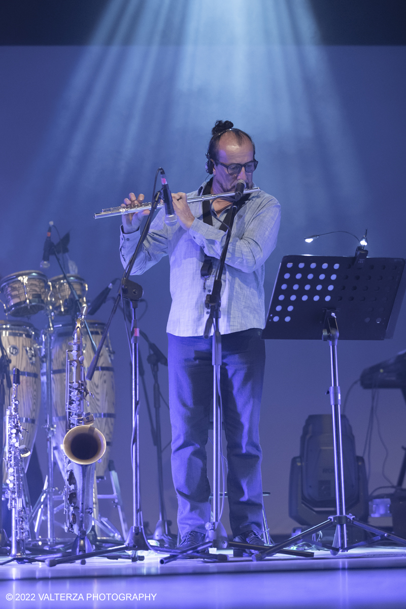 _G3I9010.jpg - 15/06/2022.Torino. Nascimento Ã¨ un idolo della musica brasiliana, un cantautore celebrato in tutto il Mondo. Parte da Torino il tour di addio ai palchi di Nascimiento. Nella foto Vidor Santiago al Sax