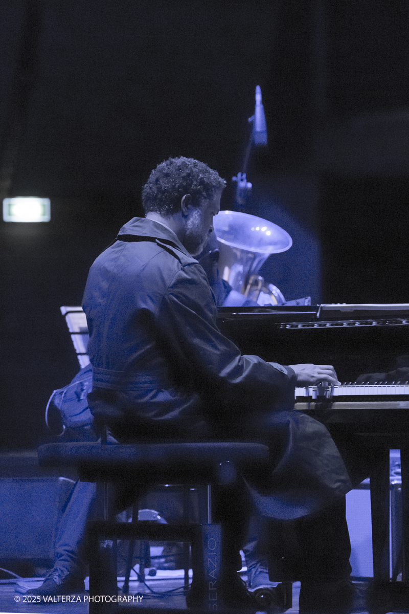 _G5A1126.jpg - 30/04/2025. Torino. JASON MORAN BANDWAGON & TJF ALL STARS â€œ Un concerto di straordinaria bellezza, che ha coronato la 13a edizione!ð�—�ð�—®ð�˜€ð�—¼ð�—» ð�— ð�—¼ð�—¿ð�—®ð�—», con uno dei progetti piÃ¹ importanti del decennio,  all'Auditorium del Lingottha ha narrato in musica la storia di James Reese Europe e degli "Harlem Hellfighters", insieme al suo storico trio Bandwagon - ð�—§ð�—®ð�—¿ð�˜‚ð�˜€ ð�— ð�—®ð�˜�ð�—²ð�—²ð�—» ð�—² ð�—¡ð�—®ð�˜€ð�—µð�—²ð�—²ð�˜� ð�—ªð�—®ð�—¶ð�˜�ð�˜€ - e a una fantastica TJF All Stars: ð�—šð�—¶ð�—¼ð�˜ƒð�—®ð�—»ð�—»ð�—¶ ð�—™ð�—®ð�—¹ð�˜‡ð�—¼ð�—»ð�—², ð�—§ð�—¼ð�—»ð�˜† ð�—–ð�—®ð�˜�ð�˜�ð�—®ð�—»ð�—¼, ð�— ð�—®ð�˜‚ð�—¿ð�—¼ ð�—¢ð�˜�ð�˜�ð�—¼ð�—¹ð�—¶ð�—»ð�—¶, ð�—¡ð�—¶ð�—°ð�—¼ ð�—šð�—¼ð�—¿ð�—¶, ð�—”ð�—°ð�—µð�—¶ð�—¹ð�—¹ð�—² ð�—¦ð�˜‚ð�—°ð�—°ð�—¶, ð�—£ð�—®ð�˜€ð�—¾ð�˜‚ð�—®ð�—¹ð�—² ð�—œð�—»ð�—»ð�—®ð�—¿ð�—²ð�—¹ð�—¹ð�—®, ð�—šð�—¹ð�—®ð�˜‚ð�—°ð�—¼ ð�—•ð�—²ð�—»ð�—²ð�—±ð�—²ð�˜�ð�˜�ð�—¶.