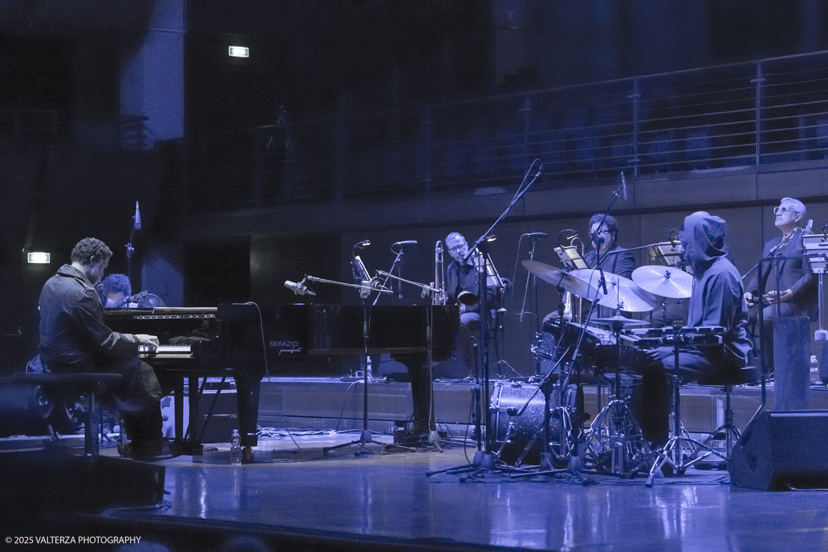 _G5A1140.jpg - 30/04/2025. Torino. JASON MORAN BANDWAGON & TJF ALL STARS â€œ Un concerto di straordinaria bellezza, che ha coronato la 13a edizione!ð�—�ð�—®ð�˜€ð�—¼ð�—» ð�— ð�—¼ð�—¿ð�—®ð�—», con uno dei progetti piÃ¹ importanti del decennio,  all'Auditorium del Lingottha ha narrato in musica la storia di James Reese Europe e degli "Harlem Hellfighters", insieme al suo storico trio Bandwagon - ð�—§ð�—®ð�—¿ð�˜‚ð�˜€ ð�— ð�—®ð�˜�ð�—²ð�—²ð�—» ð�—² ð�—¡ð�—®ð�˜€ð�—µð�—²ð�—²ð�˜� ð�—ªð�—®ð�—¶ð�˜�ð�˜€ - e a una fantastica TJF All Stars: ð�—šð�—¶ð�—¼ð�˜ƒð�—®ð�—»ð�—»ð�—¶ ð�—™ð�—®ð�—¹ð�˜‡ð�—¼ð�—»ð�—², ð�—§ð�—¼ð�—»ð�˜† ð�—–ð�—®ð�˜�ð�˜�ð�—®ð�—»ð�—¼, ð�— ð�—®ð�˜‚ð�—¿ð�—¼ ð�—¢ð�˜�ð�˜�ð�—¼ð�—¹ð�—¶ð�—»ð�—¶, ð�—¡ð�—¶ð�—°ð�—¼ ð�—šð�—¼ð�—¿ð�—¶, ð�—”ð�—°ð�—µð�—¶ð�—¹ð�—¹ð�—² ð�—¦ð�˜‚ð�—°ð�—°ð�—¶, ð�—£ð�—®ð�˜€ð�—¾ð�˜‚ð�—®ð�—¹ð�—² ð�—œð�—»ð�—»ð�—®ð�—¿ð�—²ð�—¹ð�—¹ð�—®, ð�—šð�—¹ð�—®ð�˜‚ð�—°ð�—¼ ð�—•ð�—²ð�—»ð�—²ð�—±ð�—²ð�˜�ð�˜�ð�—¶.