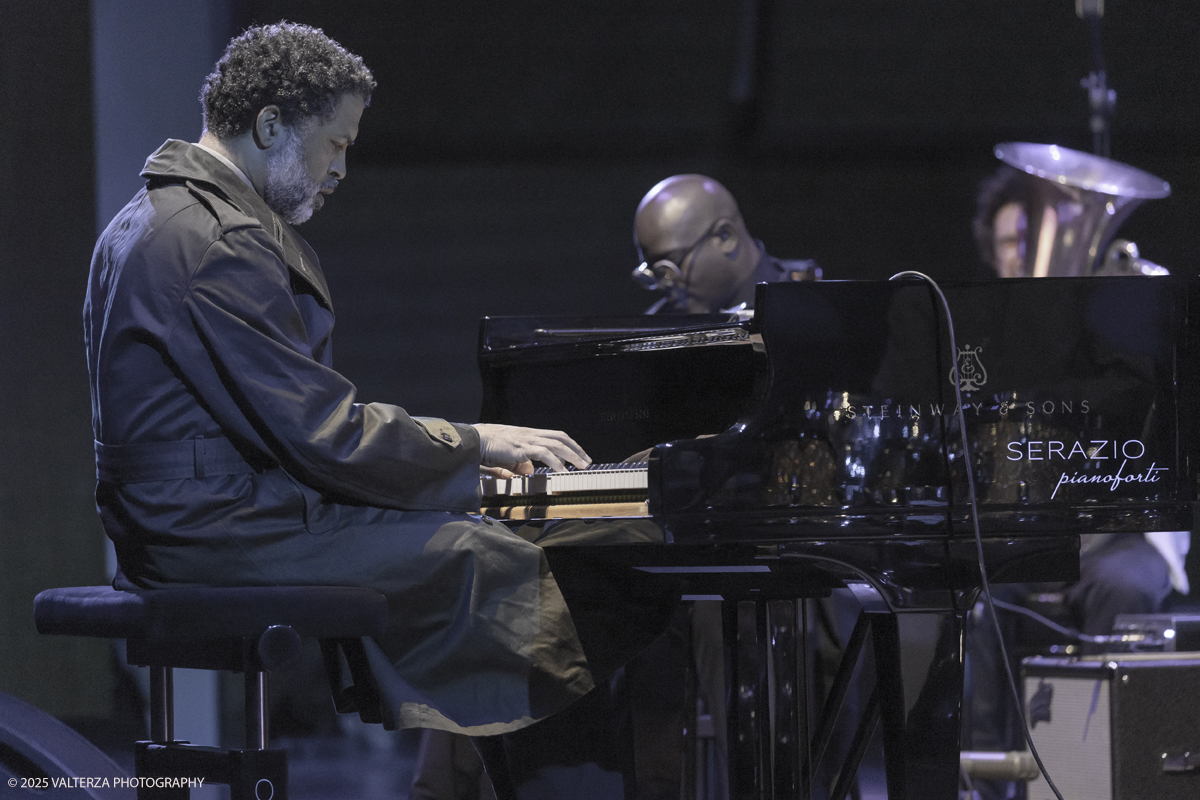 _G5A1170.jpg - 30/04/2025. Torino. JASON MORAN BANDWAGON & TJF ALL STARS â€œ Un concerto di straordinaria bellezza, che ha coronato la 13a edizione!ð�—�ð�—®ð�˜€ð�—¼ð�—» ð�— ð�—¼ð�—¿ð�—®ð�—», con uno dei progetti piÃ¹ importanti del decennio,  all'Auditorium del Lingottha ha narrato in musica la storia di James Reese Europe e degli "Harlem Hellfighters", insieme al suo storico trio Bandwagon - ð�—§ð�—®ð�—¿ð�˜‚ð�˜€ ð�— ð�—®ð�˜�ð�—²ð�—²ð�—» ð�—² ð�—¡ð�—®ð�˜€ð�—µð�—²ð�—²ð�˜� ð�—ªð�—®ð�—¶ð�˜�ð�˜€ - e a una fantastica TJF All Stars: ð�—šð�—¶ð�—¼ð�˜ƒð�—®ð�—»ð�—»ð�—¶ ð�—™ð�—®ð�—¹ð�˜‡ð�—¼ð�—»ð�—², ð�—§ð�—¼ð�—»ð�˜† ð�—–ð�—®ð�˜�ð�˜�ð�—®ð�—»ð�—¼, ð�— ð�—®ð�˜‚ð�—¿ð�—¼ ð�—¢ð�˜�ð�˜�ð�—¼ð�—¹ð�—¶ð�—»ð�—¶, ð�—¡ð�—¶ð�—°ð�—¼ ð�—šð�—¼ð�—¿ð�—¶, ð�—”ð�—°ð�—µð�—¶ð�—¹ð�—¹ð�—² ð�—¦ð�˜‚ð�—°ð�—°ð�—¶, ð�—£ð�—®ð�˜€ð�—¾ð�˜‚ð�—®ð�—¹ð�—² ð�—œð�—»ð�—»ð�—®ð�—¿ð�—²ð�—¹ð�—¹ð�—®, ð�—šð�—¹ð�—®ð�˜‚ð�—°ð�—¼ ð�—•ð�—²ð�—»ð�—²ð�—±ð�—²ð�˜�ð�˜�ð�—¶.