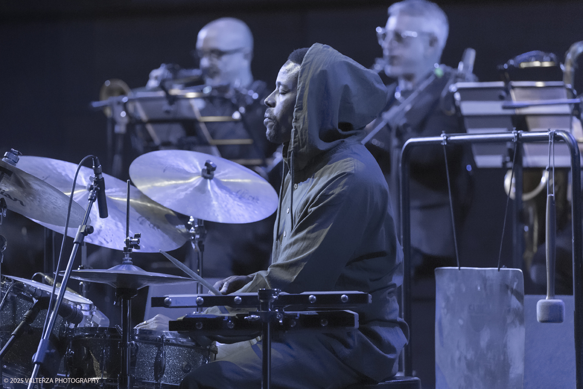 _G5A1179.jpg - 30/04/2025. Torino. JASON MORAN BANDWAGON & TJF ALL STARS â€œ Un concerto di straordinaria bellezza, che ha coronato la 13a edizione!ð�—�ð�—®ð�˜€ð�—¼ð�—» ð�— ð�—¼ð�—¿ð�—®ð�—», con uno dei progetti piÃ¹ importanti del decennio,  all'Auditorium del Lingottha ha narrato in musica la storia di James Reese Europe e degli "Harlem Hellfighters", insieme al suo storico trio Bandwagon - ð�—§ð�—®ð�—¿ð�˜‚ð�˜€ ð�— ð�—®ð�˜�ð�—²ð�—²ð�—» ð�—² ð�—¡ð�—®ð�˜€ð�—µð�—²ð�—²ð�˜� ð�—ªð�—®ð�—¶ð�˜�ð�˜€ - e a una fantastica TJF All Stars: ð�—šð�—¶ð�—¼ð�˜ƒð�—®ð�—»ð�—»ð�—¶ ð�—™ð�—®ð�—¹ð�˜‡ð�—¼ð�—»ð�—², ð�—§ð�—¼ð�—»ð�˜† ð�—–ð�—®ð�˜�ð�˜�ð�—®ð�—»ð�—¼, ð�— ð�—®ð�˜‚ð�—¿ð�—¼ ð�—¢ð�˜�ð�˜�ð�—¼ð�—¹ð�—¶ð�—»ð�—¶, ð�—¡ð�—¶ð�—°ð�—¼ ð�—šð�—¼ð�—¿ð�—¶, ð�—”ð�—°ð�—µð�—¶ð�—¹ð�—¹ð�—² ð�—¦ð�˜‚ð�—°ð�—°ð�—¶, ð�—£ð�—®ð�˜€ð�—¾ð�˜‚ð�—®ð�—¹ð�—² ð�—œð�—»ð�—»ð�—®ð�—¿ð�—²ð�—¹ð�—¹ð�—®, ð�—šð�—¹ð�—®ð�˜‚ð�—°ð�—¼ ð�—•ð�—²ð�—»ð�—²ð�—±ð�—²ð�˜�ð�˜�ð�—¶.