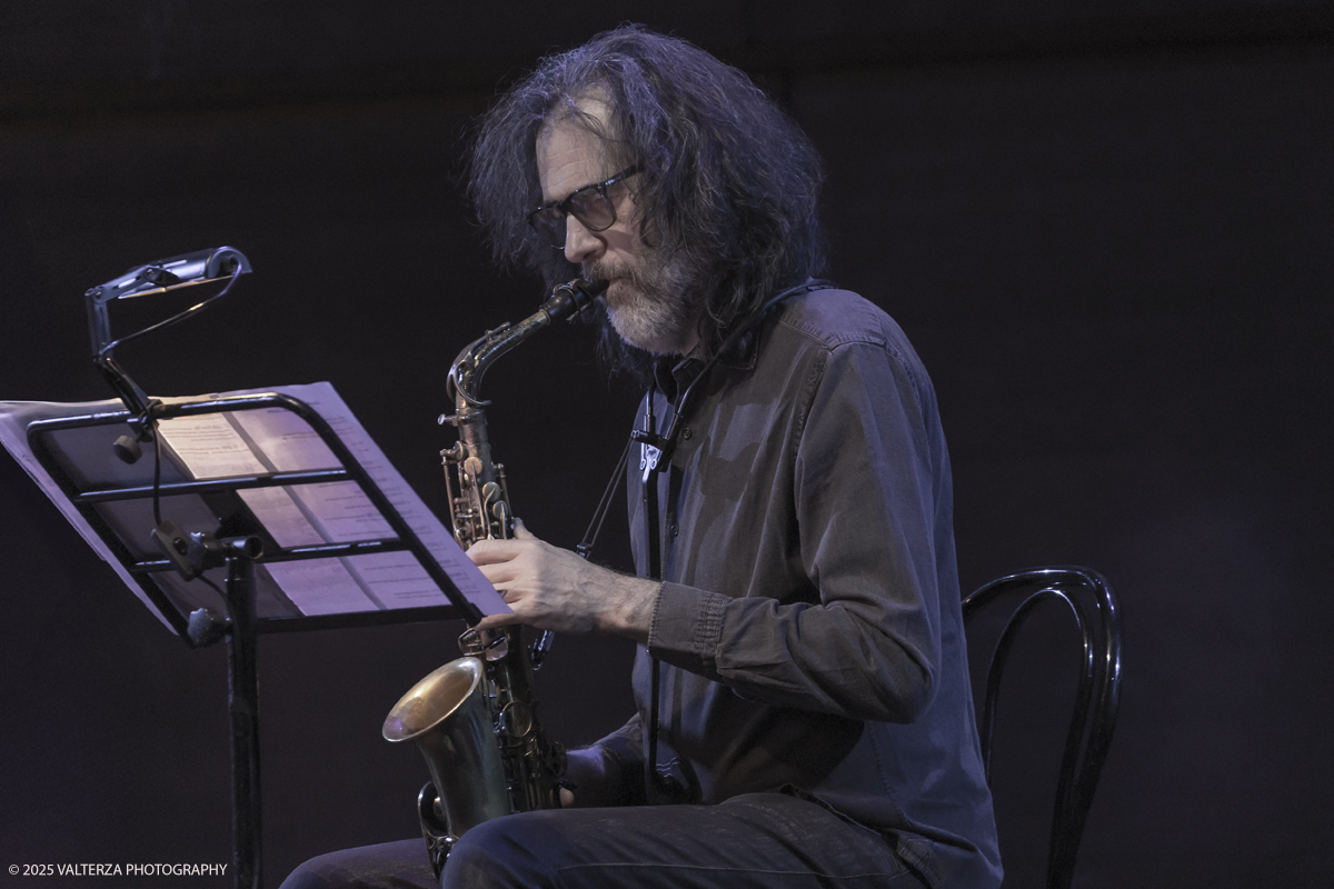 _G5A1187.jpg - 30/04/2025. Torino. JASON MORAN BANDWAGON & TJF ALL STARS â€œ Un concerto di straordinaria bellezza, che ha coronato la 13a edizione!ð�—�ð�—®ð�˜€ð�—¼ð�—» ð�— ð�—¼ð�—¿ð�—®ð�—», con uno dei progetti piÃ¹ importanti del decennio,  all'Auditorium del Lingottha ha narrato in musica la storia di James Reese Europe e degli "Harlem Hellfighters", insieme al suo storico trio Bandwagon - ð�—§ð�—®ð�—¿ð�˜‚ð�˜€ ð�— ð�—®ð�˜�ð�—²ð�—²ð�—» ð�—² ð�—¡ð�—®ð�˜€ð�—µð�—²ð�—²ð�˜� ð�—ªð�—®ð�—¶ð�˜�ð�˜€ - e a una fantastica TJF All Stars: ð�—šð�—¶ð�—¼ð�˜ƒð�—®ð�—»ð�—»ð�—¶ ð�—™ð�—®ð�—¹ð�˜‡ð�—¼ð�—»ð�—², ð�—§ð�—¼ð�—»ð�˜† ð�—–ð�—®ð�˜�ð�˜�ð�—®ð�—»ð�—¼, ð�— ð�—®ð�˜‚ð�—¿ð�—¼ ð�—¢ð�˜�ð�˜�ð�—¼ð�—¹ð�—¶ð�—»ð�—¶, ð�—¡ð�—¶ð�—°ð�—¼ ð�—šð�—¼ð�—¿ð�—¶, ð�—”ð�—°ð�—µð�—¶ð�—¹ð�—¹ð�—² ð�—¦ð�˜‚ð�—°ð�—°ð�—¶, ð�—£ð�—®ð�˜€ð�—¾ð�˜‚ð�—®ð�—¹ð�—² ð�—œð�—»ð�—»ð�—®ð�—¿ð�—²ð�—¹ð�—¹ð�—®, ð�—šð�—¹ð�—®ð�˜‚ð�—°ð�—¼ ð�—•ð�—²ð�—»ð�—²ð�—±ð�—²ð�˜�ð�˜�ð�—¶.