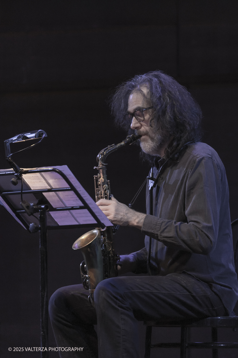_G5A1190.jpg - 30/04/2025. Torino. JASON MORAN BANDWAGON & TJF ALL STARS â€œ Un concerto di straordinaria bellezza, che ha coronato la 13a edizione!ð�—�ð�—®ð�˜€ð�—¼ð�—» ð�— ð�—¼ð�—¿ð�—®ð�—», con uno dei progetti piÃ¹ importanti del decennio,  all'Auditorium del Lingottha ha narrato in musica la storia di James Reese Europe e degli "Harlem Hellfighters", insieme al suo storico trio Bandwagon - ð�—§ð�—®ð�—¿ð�˜‚ð�˜€ ð�— ð�—®ð�˜�ð�—²ð�—²ð�—» ð�—² ð�—¡ð�—®ð�˜€ð�—µð�—²ð�—²ð�˜� ð�—ªð�—®ð�—¶ð�˜�ð�˜€ - e a una fantastica TJF All Stars: ð�—šð�—¶ð�—¼ð�˜ƒð�—®ð�—»ð�—»ð�—¶ ð�—™ð�—®ð�—¹ð�˜‡ð�—¼ð�—»ð�—², ð�—§ð�—¼ð�—»ð�˜† ð�—–ð�—®ð�˜�ð�˜�ð�—®ð�—»ð�—¼, ð�— ð�—®ð�˜‚ð�—¿ð�—¼ ð�—¢ð�˜�ð�˜�ð�—¼ð�—¹ð�—¶ð�—»ð�—¶, ð�—¡ð�—¶ð�—°ð�—¼ ð�—šð�—¼ð�—¿ð�—¶, ð�—”ð�—°ð�—µð�—¶ð�—¹ð�—¹ð�—² ð�—¦ð�˜‚ð�—°ð�—°ð�—¶, ð�—£ð�—®ð�˜€ð�—¾ð�˜‚ð�—®ð�—¹ð�—² ð�—œð�—»ð�—»ð�—®ð�—¿ð�—²ð�—¹ð�—¹ð�—®, ð�—šð�—¹ð�—®ð�˜‚ð�—°ð�—¼ ð�—•ð�—²ð�—»ð�—²ð�—±ð�—²ð�˜�ð�˜�ð�—¶.